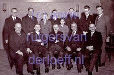 Tweede versie van dezelfde foto (onduidelijk welke beter is). De mannelijke Rutgers van der Loeven t.g.v. 100-jarige bruiloft van aartsvader Abraham, 2 Februari 1935. Staand vlnr: Pieter Jan Rutgers van der Loeff (1909-1988), Arius Rutgers van der Loeff (1885-1969), Manta Rutgers van der Loeff (1920-2008), Michael Rutgers van der Loeff (1905-1982), Manta Meijndert Rutgers van der Loeff (1922-2007), Manta Rutgers van der Loeff (1881-1971), Hendrik Abraham Rutgers van der Loeff (1908-1993), Johan Diederik Rutgers van der Loeff (1904-1949). Zittend: Abraham Rutgers van der Loeff (1876-1962), Jan Bertram Rutgers van der Loeff (1890-1964), Paulus Adrianus Rutgers van der Loeff (1870-1949), Nicolaüs Rutgers van der Loeff (1874-1939), Johan Diederik Rutgers van der Loeff (1874-1945).