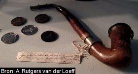Ingekorte pijp van "sergeant student" stamvader Abraham Rutgers van der Loeff (1808-1885), zoals tentoongesteld tijdens de expositie "De student in Groningen 1614-2014", 1 maart t/m 31 augustus 2014 in het Groninger Museum. Op het briefje aan de pijp staat: "Pijp gebruikt door de sergeant-majoor en zijne manschappen tijdens de Tiendaagsche Veldtocht 1830-1831". De pijp behoort tot de verzameling van het Groninger Universiteitsmuseum.
