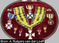 Sierdoos met de onderscheidingen van Abraham Rutgers van der Loeff (1808-1885) :  - Ridder Militaire Willemsorde (12 oktober 1831)   - Ridder van het Metalen Kruis (22 juni 1832)   - Ridder van de Nederlandse Leeuw (5 oktober 1859)   - Commandeur van de Eikenkroon (24 juli 1865).