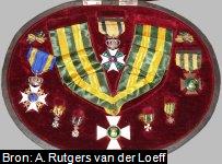 Sierdoos met de onderscheidingen van Abraham Rutgers van der Loeff (1808-1885) : - Ridder Militaire Willemsorde (12 oktober 1831) - Ridder van het Metalen Kruis (22 juni 1832) - Ridder van de Nederlandse Leeuw (5 oktober 1859) - Commandeur van de Eikenkroon (24 juli 1865).