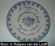 Delfts blauw huwelijksbord vervaardigd ter gelegenheid van de gouden bruiloft van Abraham Rutgers van der Loeff (1808-1885) en zijn echtgenote Romelia van der Tuuk (1813-1886), op 2 februari 1885. Waarschijnlijk is voor elk van de elf toen nog levende en aanwezige kinderen van het gouden bruidspaar een dergelijk bord gemaakt.