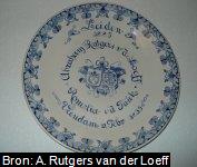 Delfts blauw huwelijksbord vervaardigd ter gelegenheid van de gouden bruiloft van Abraham Rutgers van der Loeff (1808-1885) en zijn echtgenote Romelia van der Tuuk (1813-1886), op 2 februari 1885.  Waarschijnlijk is voor elk van de elf toen nog levende en aanwezige kinderen van het gouden bruidspaar een dergelijk bord gemaakt.