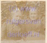 Links onbekend, rechts Gizelina Margaretha van der Loeff (1843-1909).